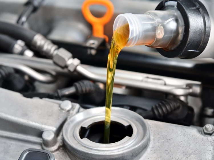 Wlewanie oleju silnikowego 